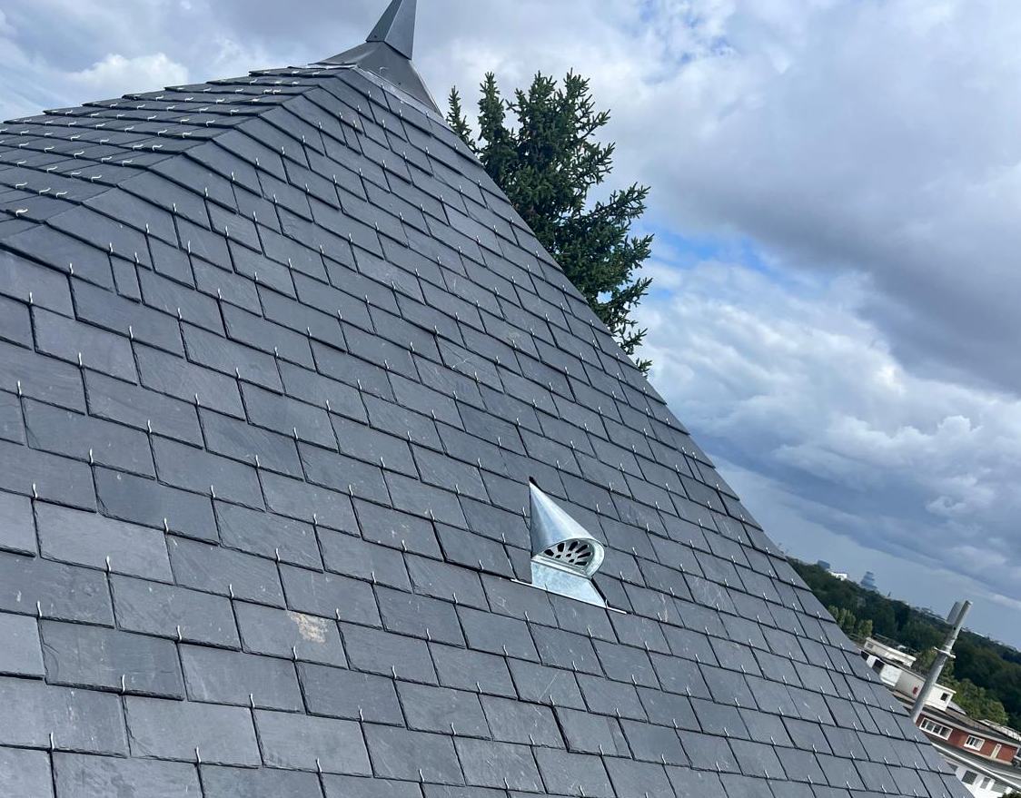 Pan d'ardoise à forte pente avec chatière, chantier de Couv'Clou, couvreur à Clouange