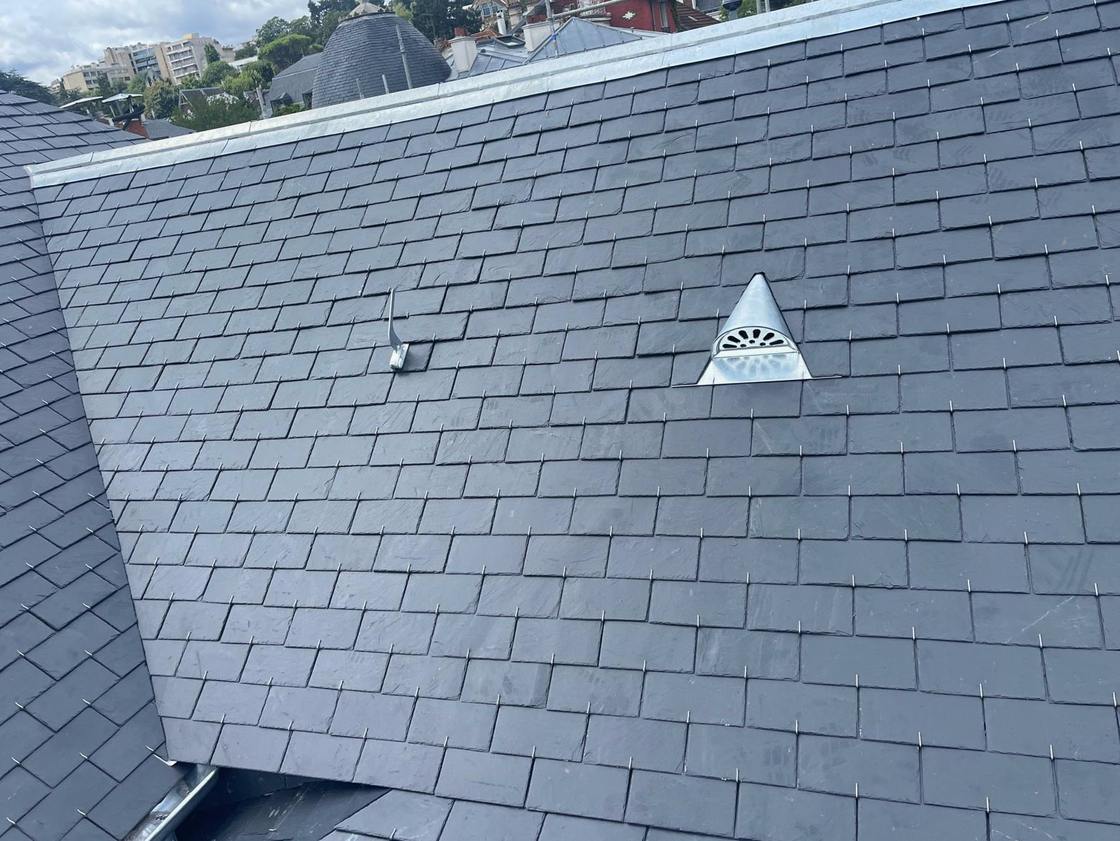 Couverture en ardoise saine avec chatière de ventilation, chantier de Couv'Clou, couvreur à Clouange