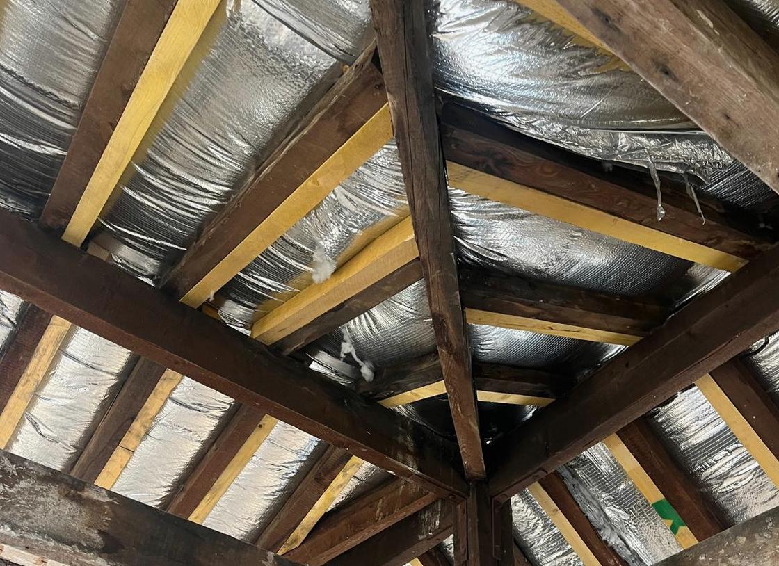 Assemblage de charpente bois et chevrons renforcés, chantier de Couv'Clou, couvreur à Clouange