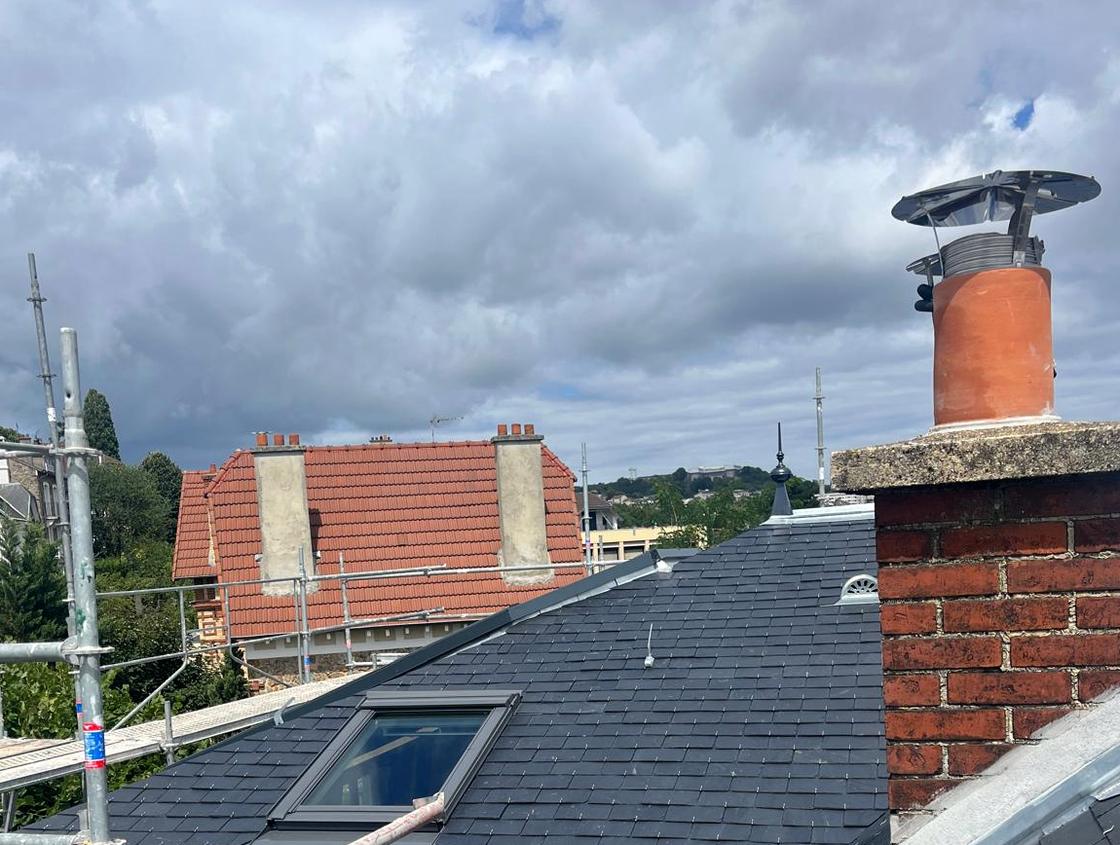 Souche de cheminée en brique et toiture en ardoise sous échafaudage, chantier de Couv'Clou, couvreur à Clouange