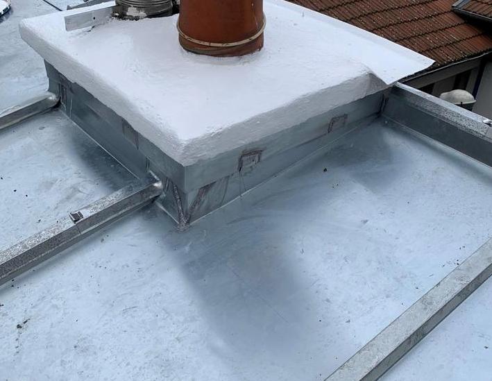 Souche de cheminée sur couverture en zinc avec solins neufs, chantier de Couv'Clou, couvreur à Clouange