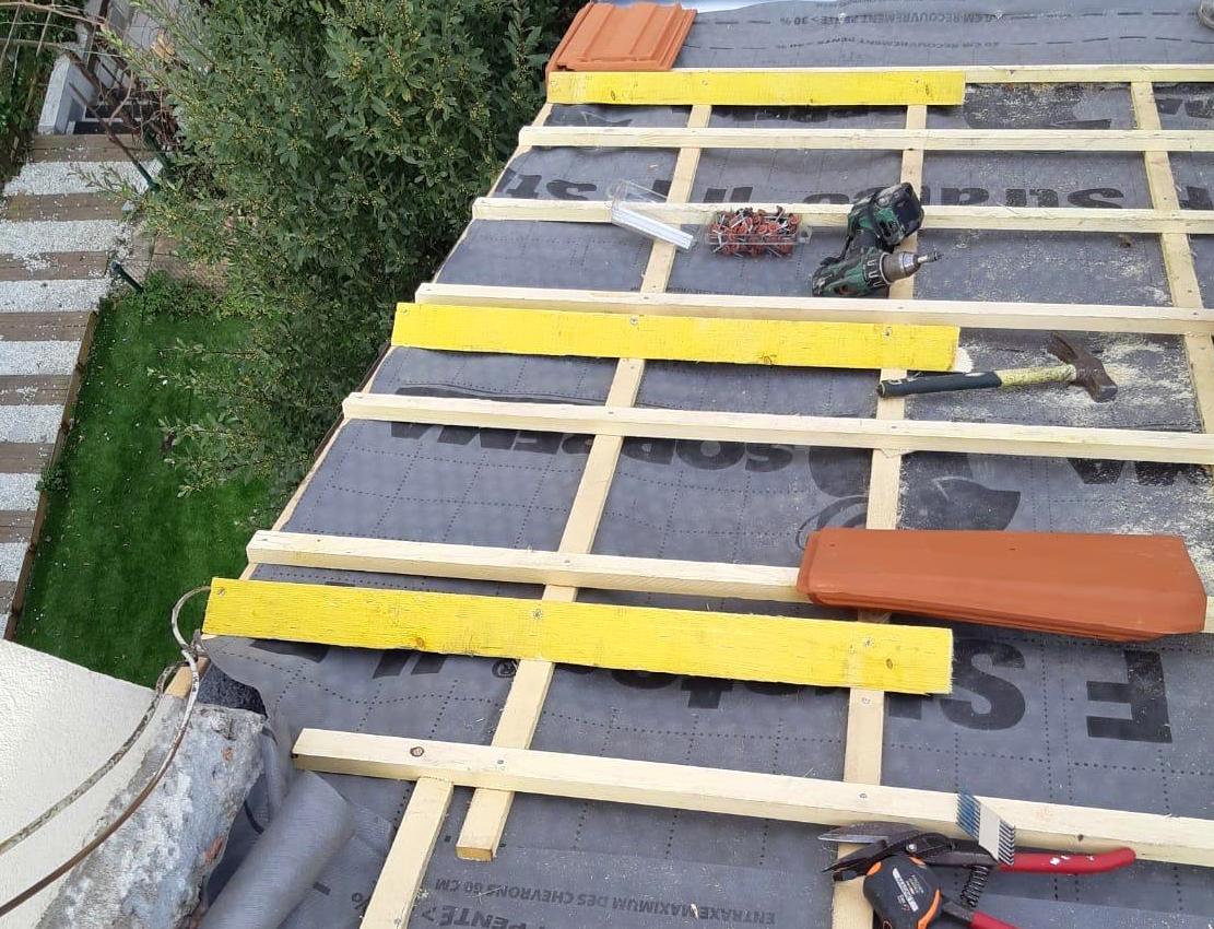 Écran sous-toiture et liteaux neufs avant la pose des tuiles, chantier de Couv'Clou, couvreur à Clouange