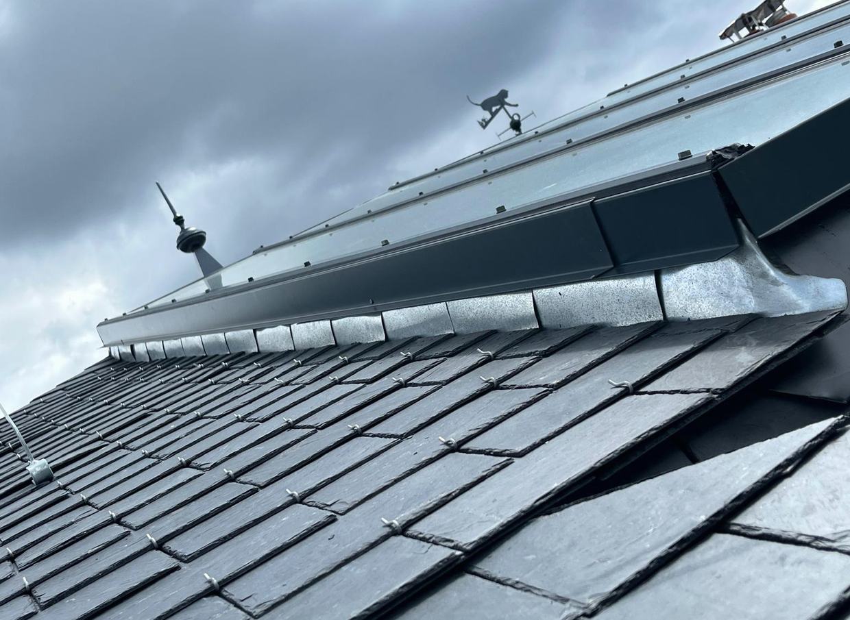 Faîtage et épi de toiture en zinc sur une couverture en ardoise, chantier de Couv'Clou, couvreur à Clouange