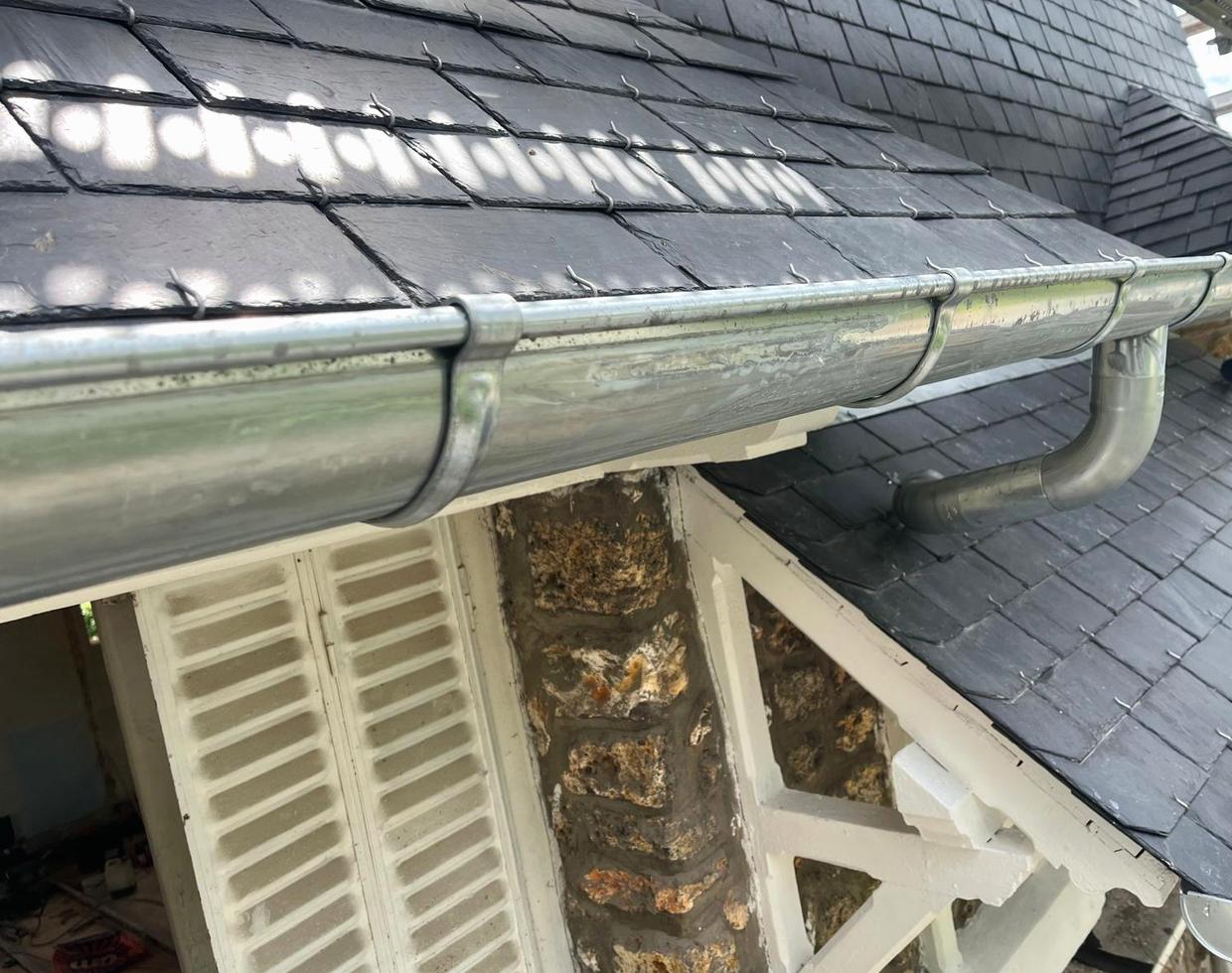 Gouttière pendante en zinc et descente sous un toit en ardoise, chantier de Couv'Clou, couvreur à Clouange
