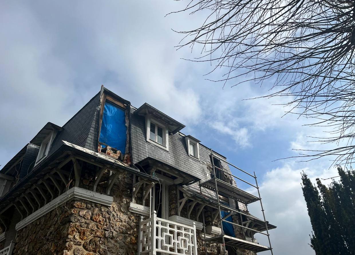 Lucarne protégée par une bâche pendant les travaux de couverture, chantier de Couv'Clou, couvreur à Clouange