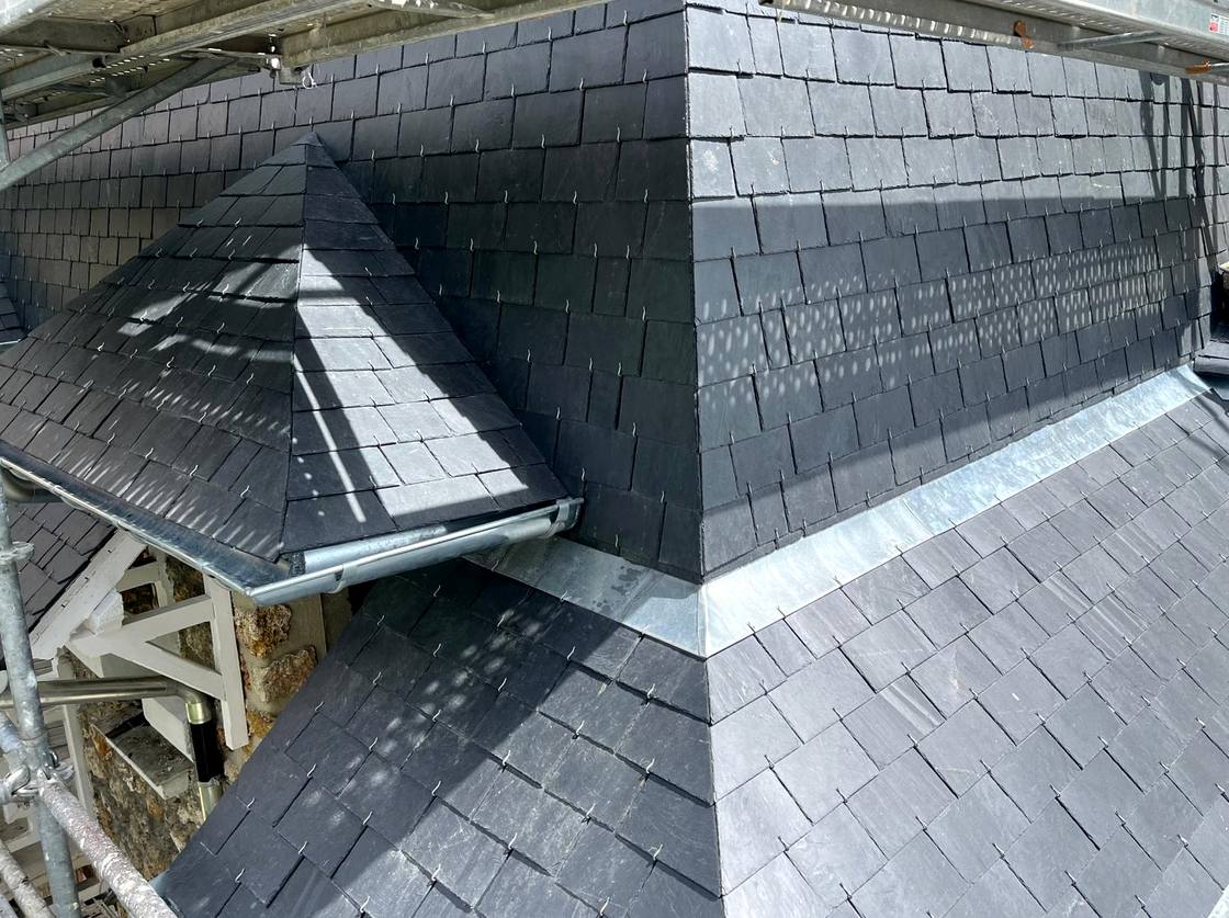 Lucarne et noue en zinc sur une couverture en ardoise sous échafaudage, chantier de Couv'Clou, couvreur à Clouange