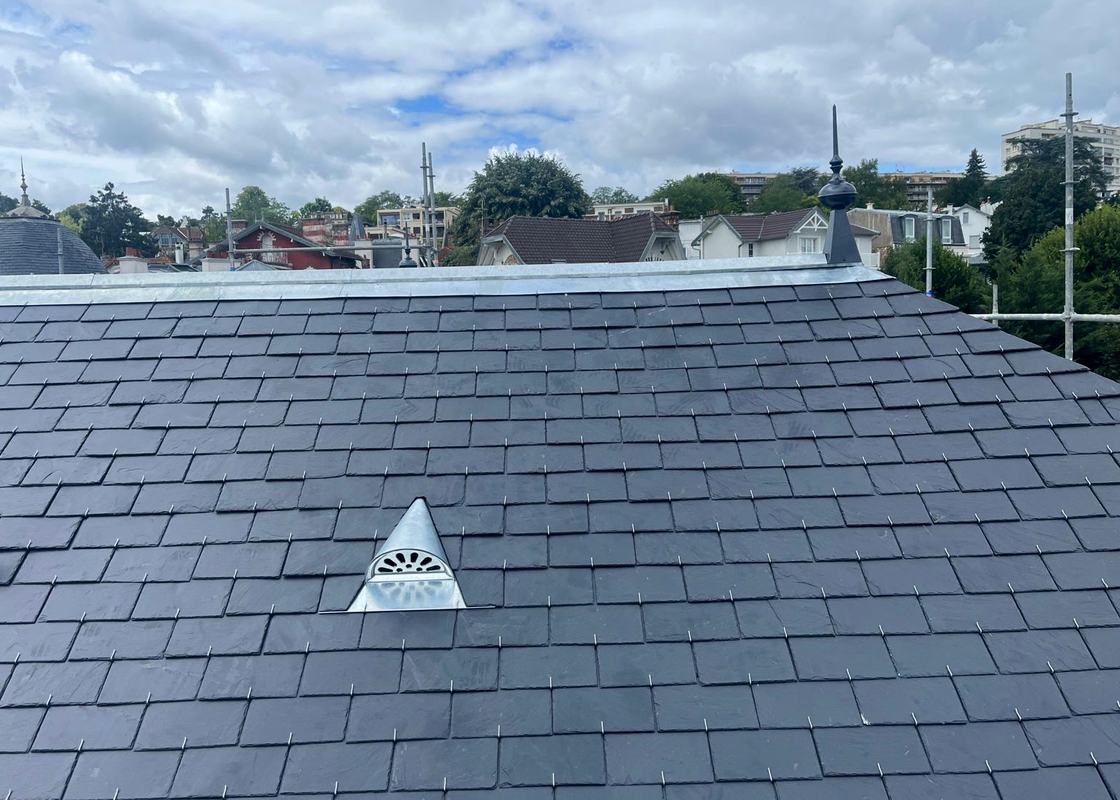 Pan de toiture en ardoise propre avec chatière, chantier de Couv'Clou, couvreur à Clouange