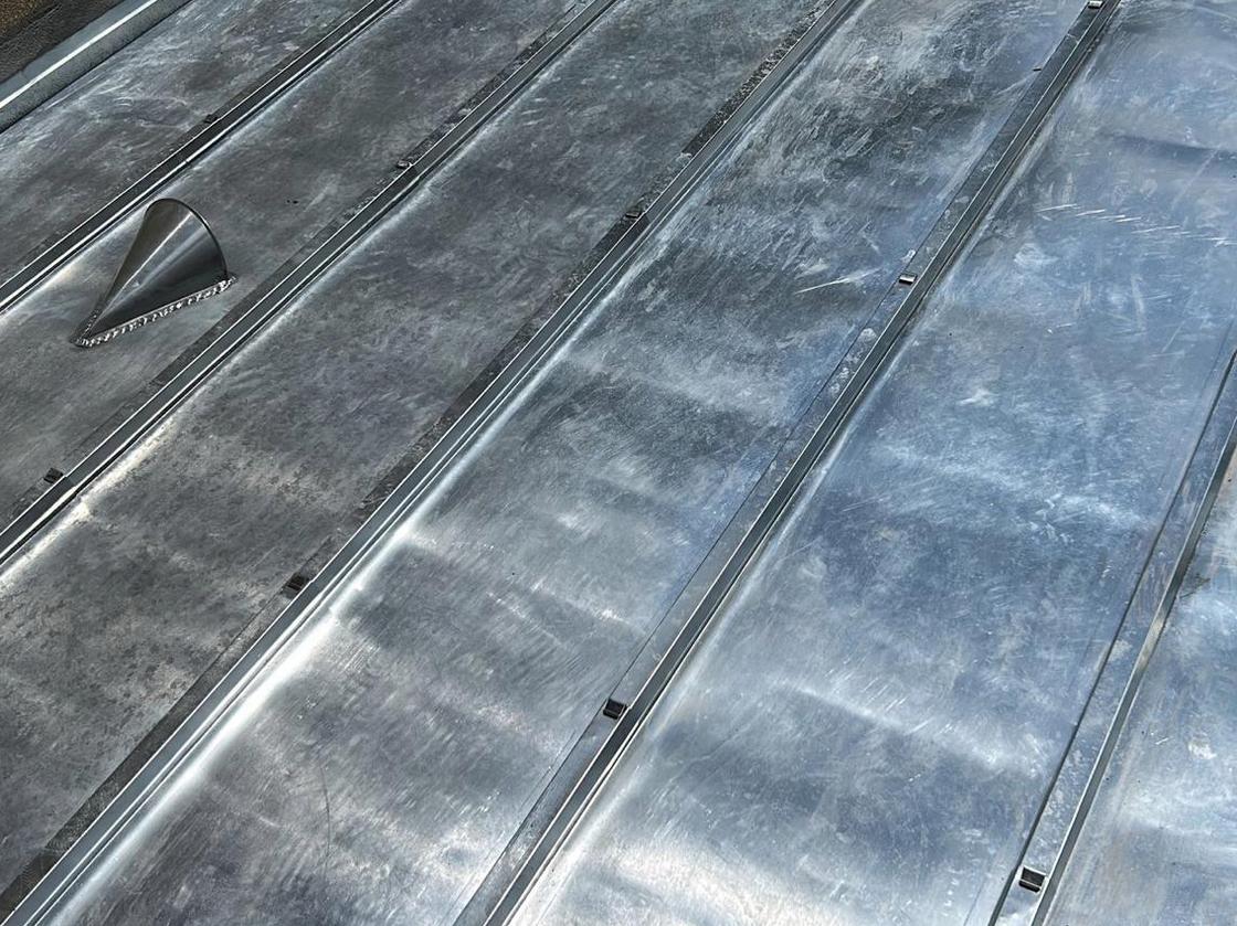Bandes de zinc à joint debout et chatière de ventilation, chantier de Couv'Clou, couvreur à Clouange