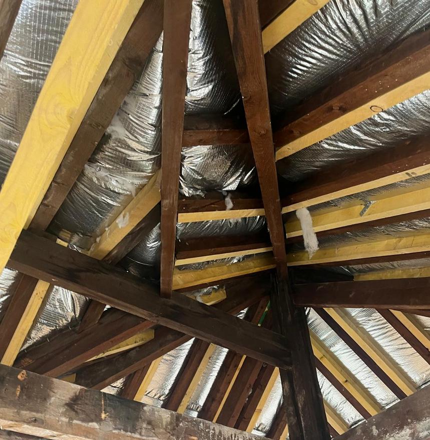 Charpente en bois avec chevrons neufs et anciens, réalisation de Couv'Clou, couvreur à Clouange