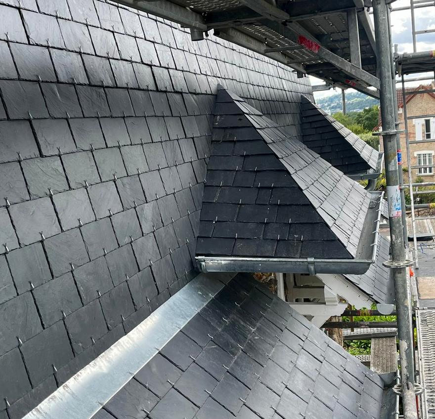 Lucarne habillée d'ardoise avec bavette en zinc, réalisation de Couv'Clou, couvreur à Clouange